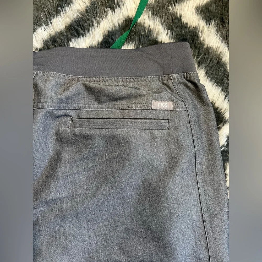 Figs Scrub Pants Size Large Graphite EUC